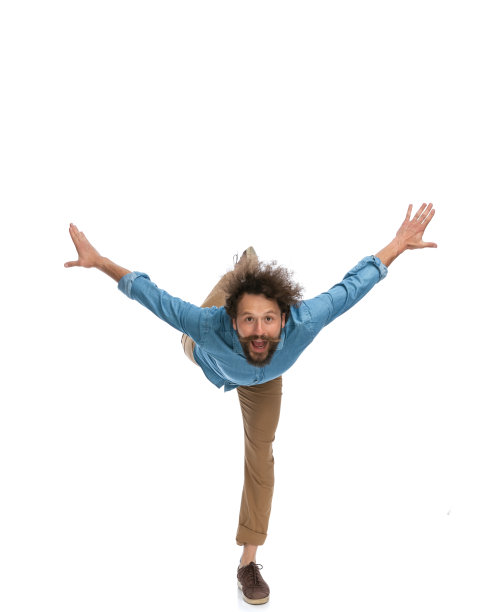 一个随意的男人，身体前倾，单腿站立图片下载