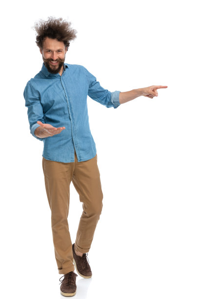 随意的男人问候某人，然后指着旁边的人图片下载