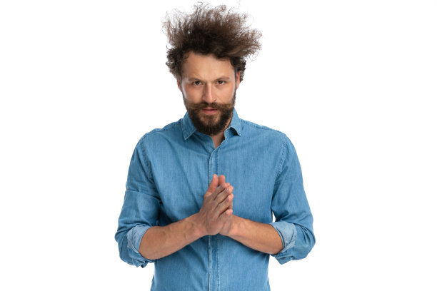 漫不经心的男人揉着手掌，看着镜头图片下载