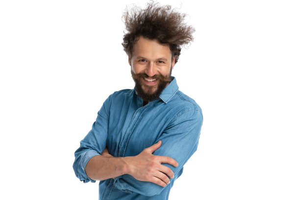 一个漫不经心的男人，双臂交叉在胸前，微笑着图片下载