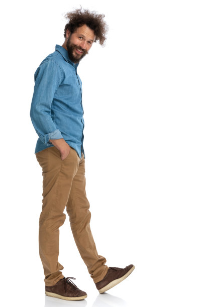 一个随意的男人走到一边，手握在口袋里图片下载