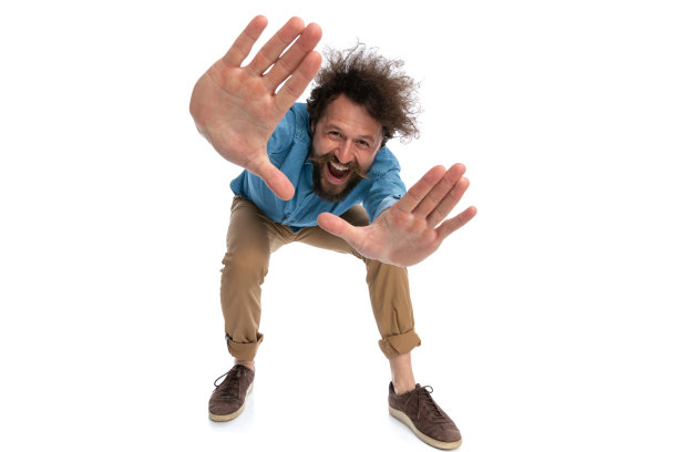 性感随意的男人向前倾，幸福的框架图片下载