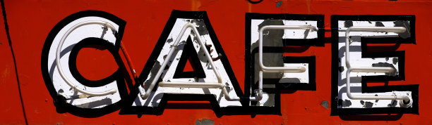 老旧的路牌，冷啤酒，老式的美国路边咖啡馆图片下载