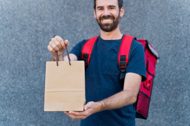 白人快递员在送包裹。图片下载