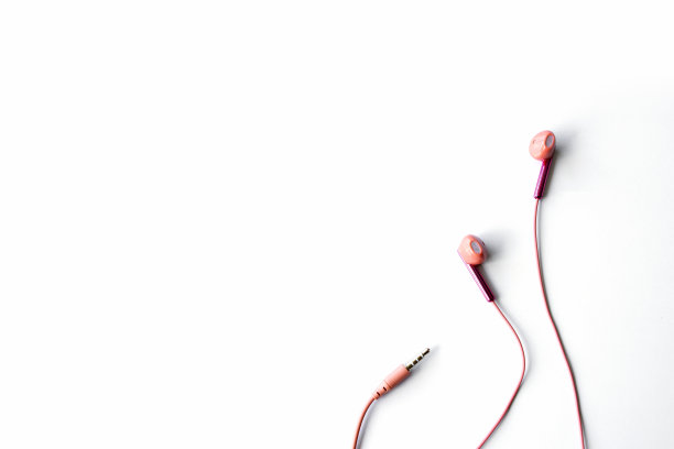背景音乐爱好者。白色的桌子上放着耳机图片下载