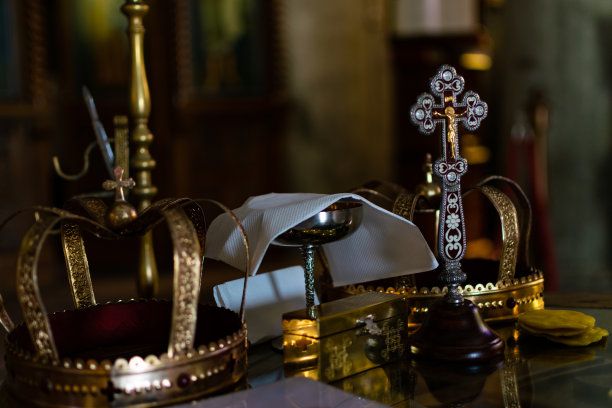 在教堂里的十字架和王冠的库存摄影，为婚礼准备，关闭。图片下载