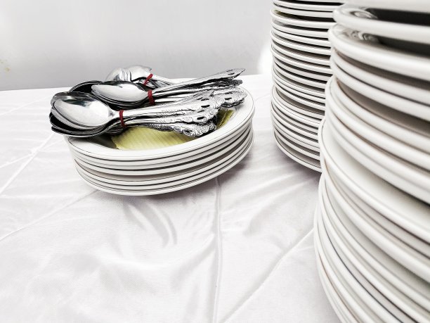 用白布擦净盘子和汤匙图片下载