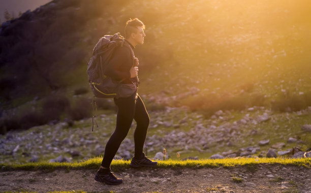 一个旅行者正在徒步旅行，欣赏美丽的风景。图片下载