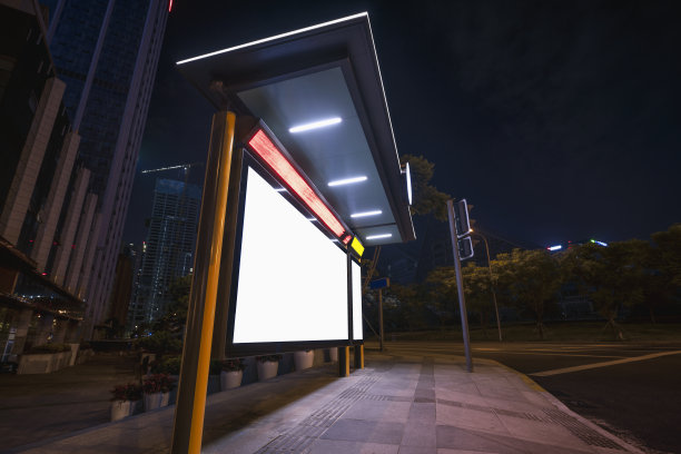 成都夜景拍摄，路边公交车白色招牌图片下载