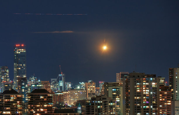 警用直升机在空中留下了轻轨和信号弹图片下载