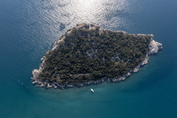 在安塔利亚市用无人机鸟瞰热带岛屿，西西里岛图片下载