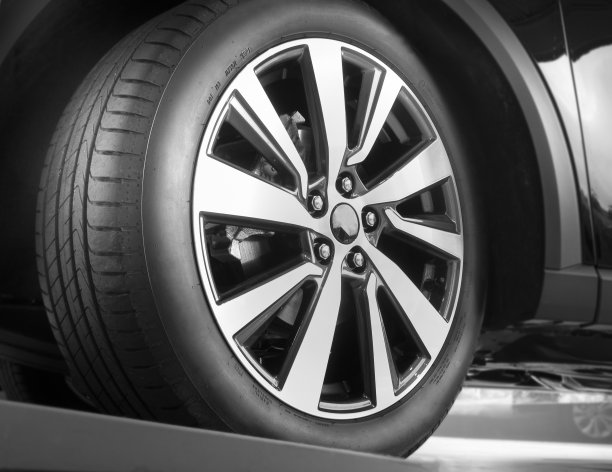 新的汽车轮胎和轮辋图片下载