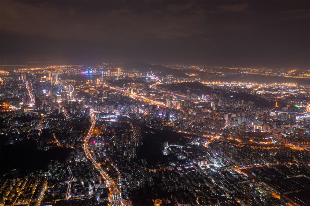 沿海城市夜光鸟瞰图图片下载