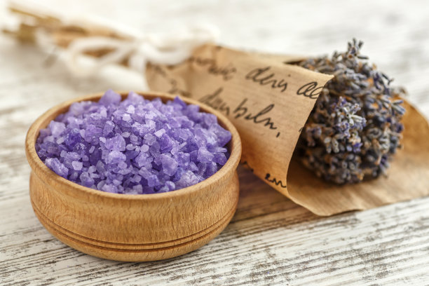 在木桌上放着熏衣草的水疗产品。在木制背景上平铺浴盐和按摩油。护肤、美容治疗理念。Lavendula发烟硫酸图片下载