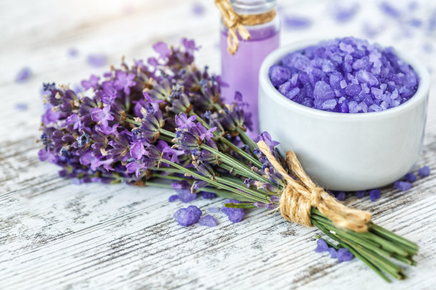 在木桌上放着熏衣草的水疗产品。在木制背景上平铺浴盐和按摩油。护肤、美容治疗理念。Lavendula发烟硫酸图片下载