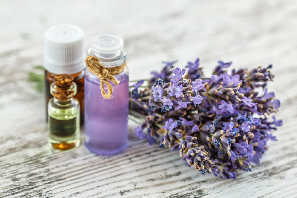 在木桌上放着熏衣草的水疗产品。在木制背景上平铺浴盐和按摩油。护肤、美容治疗理念。Lavendula发烟硫酸图片下载