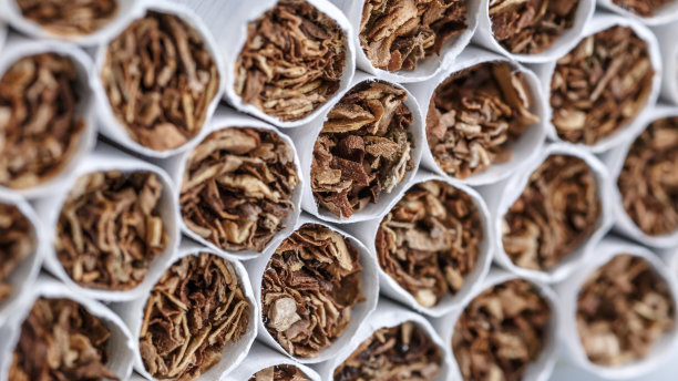 香烟特写。用一个特写镜头把香烟堆叠在一起。对健康有害。坏习惯。吸烟会导致死亡图片下载