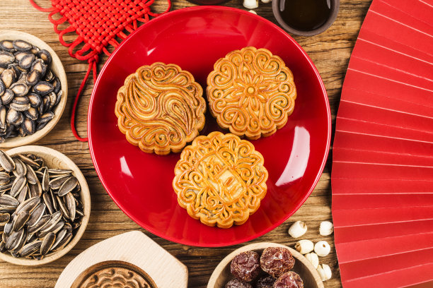 中秋节的概念，传统的月饼放在桌上的茶杯。图片下载