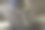 女士的金项链，由链子和珍珠做成，放在黑色的架子上。特写镜头图片下载