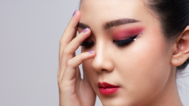 亚洲女性特写彩色眼影和超长假睫毛。图片下载