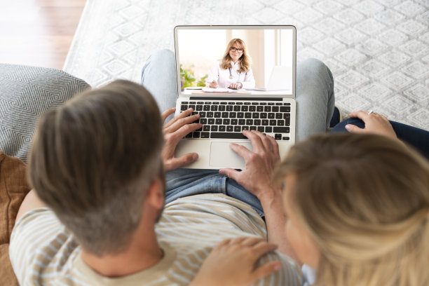 夫妻在网上咨询他们的医生图片下载