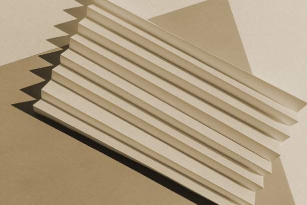 抽象米色纸张质感。折叠的纸有强烈的阳光阴影，几何形状和线条。极简主义的背景。图片下载