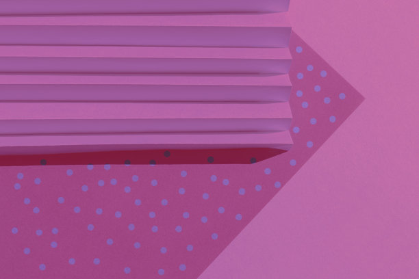 抽象粉色纸的质感。折叠的纸有强烈的阳光阴影，几何形状和线条。极简主义的背景。图片下载