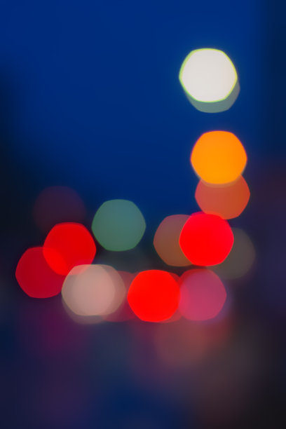 模糊的背景，五彩缤纷的夜城散景。图片下载