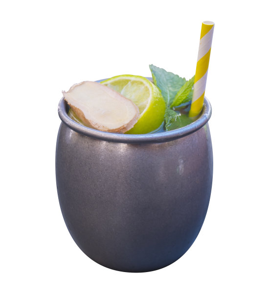 莫斯科骡子鸡尾酒基于伏特加，姜汁啤酒，酸橙汁，生姜，饮料孤立在白色的乡村金属玻璃与可堆肥的吸管图片下载