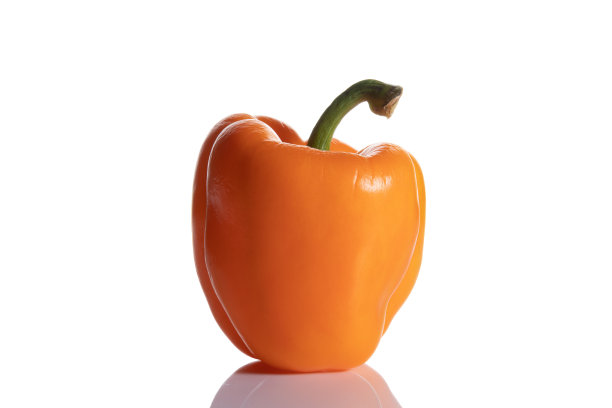 橙色的胡椒粉被隔离在白色的背景上图片下载