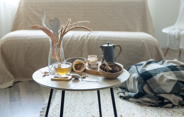 家居秋季装饰的细节和房间里桌子上的茶。图片下载