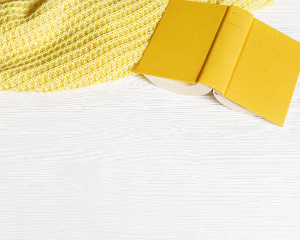 概念数字排毒，线下家庭活动如读书。顶视图与书在黄色封面图片下载