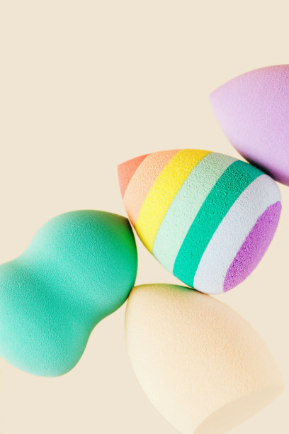色彩斑斓的化妆海绵，可用于调色霜，粉底，遮瑕。前看来,宏。图片下载