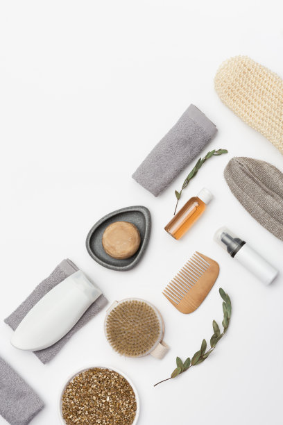 平铺组合浴用品与瓶子与凝胶或洗发水，肥皂，海盐，毛巾，木梳子图片下载