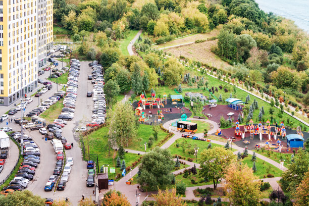 鸟瞰图儿童户外体育活动和公寓建筑多户住宅小区区域开发图片下载