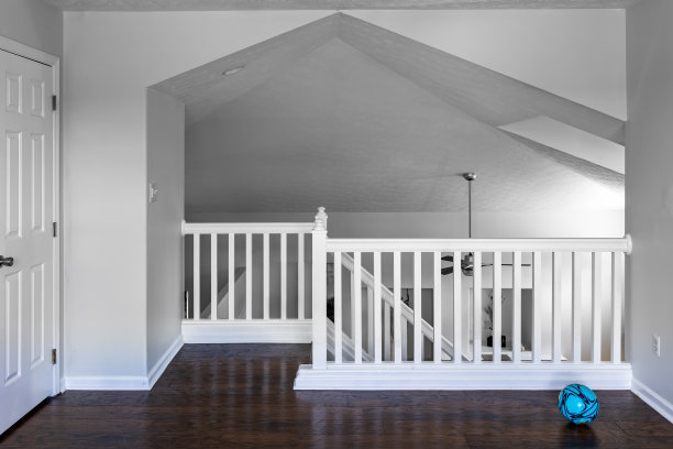 空房间用作背景虚拟家具或装饰与足球比赛的球在地板上图片下载