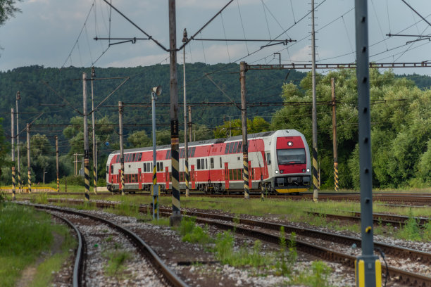 夏季客运列车配备红色电力机车和客运车厢图片下载