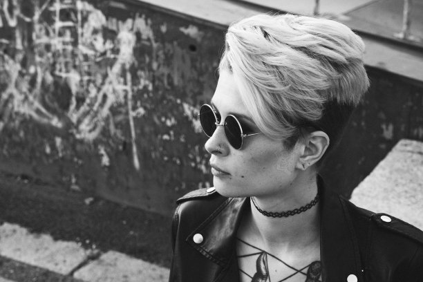 年轻大胆的女人肖像圆眼镜和皮夹克图片下载