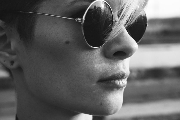 一个戴着圆眼镜、意志坚定、胆大的女人的肖像图片下载