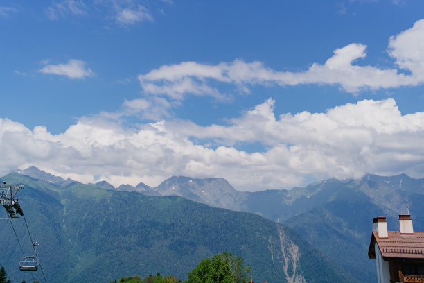 在温暖的夏季的山景。徒步旅行和登山。图片下载