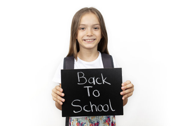 回到学校的概念，快乐微笑的女学生。教育理念，横幅，海报。图片下载