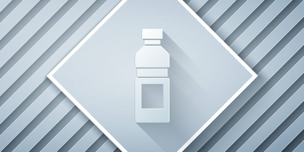 剪纸瓶水图标孤立在灰色背景。苏打水饮料标志。纸艺术风格。向量图片下载