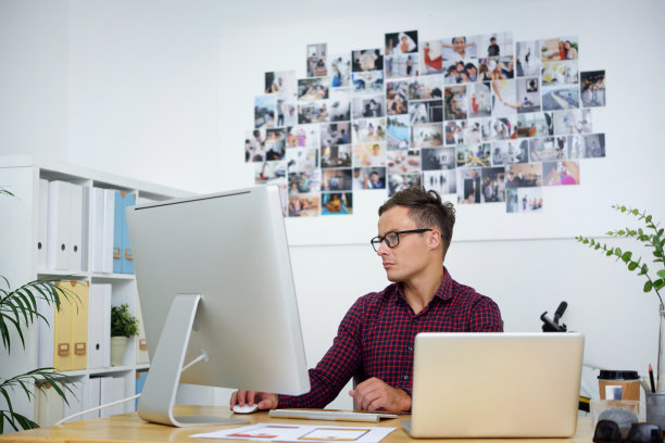 严肃的年轻UI设计师图片下载