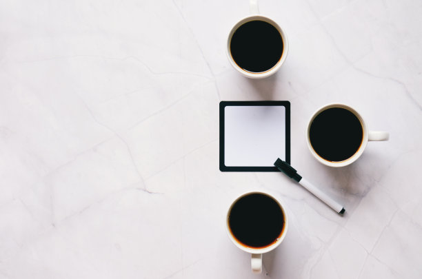 商人早上用笔记本，笔，一杯热咖啡在白色背景下工作。俯视图，复制空间，模型。平的。现代早餐食品，饮料。图片下载