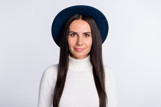 照片的严重迷人的惊人的年轻女子戴帽子自由职业者孤立在灰色的颜色背景图片下载