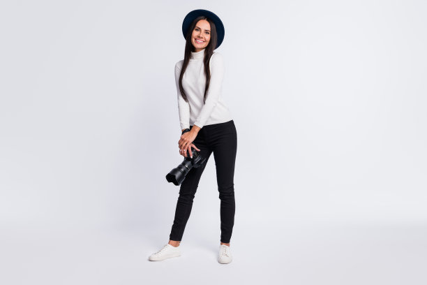 闪亮甜美的年轻女子全身照片穿着便装站着拍照相机孤立的白色背景图片下载