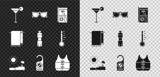 把马提尼酒杯放在沙滩旅游手册上图片下载
