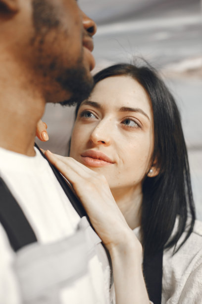 男女混居者在车间画画图片下载