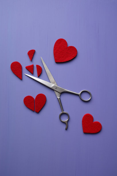用剪刀剪出心形图片下载