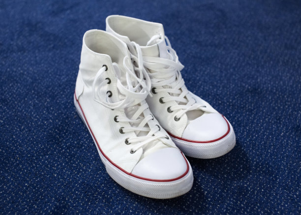 白色运动鞋并排堆放着图片下载